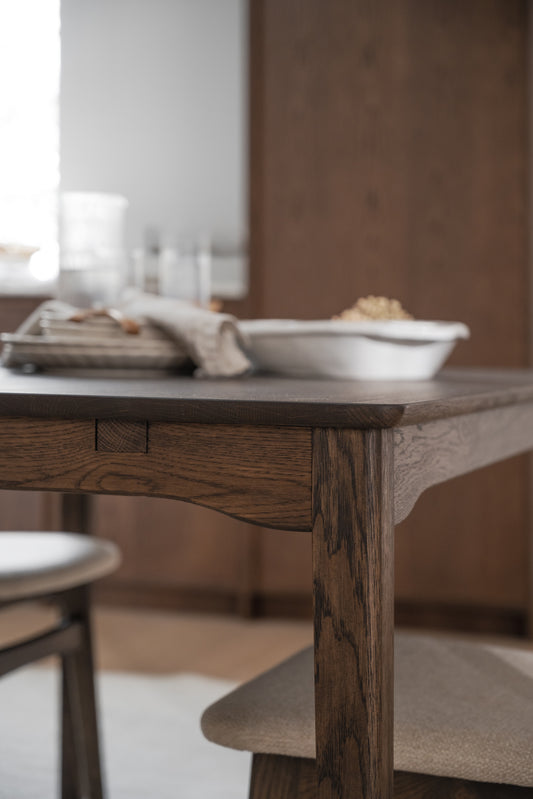 Markham Dining Table 140 x 90 cm – room setting
