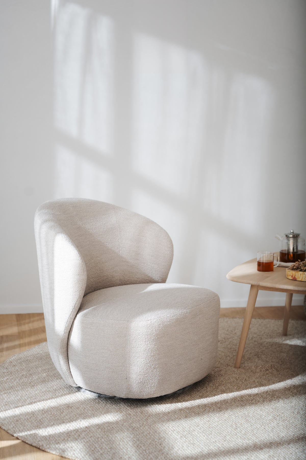 Roselawn Swivel Lounge Chair – room setting
