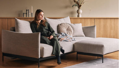 MALLOY Ottoman mit Metallbeinen